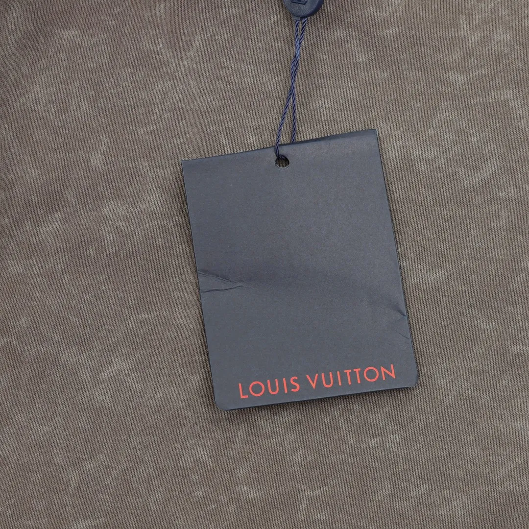 🅿️390 LOUIS VUITTON/Louis Vuitton dark pattern full-print pocket work trousers are made of cotton fabrics. The texture is great, stiff and tough, skin-friendly and warm. It is not that kind of cheap material! The checkerboard jacquard pockets on the chest have clear and three-dimensional textures, and the edges are neatly routed. The reinforcement is in place. There is no need to worry about bursting when loading heavy objects. It is not rough at all. Who can see it and not praise it! The shape is really great. The straight cut is friendly to all types of legs. It can make the legs straight and slender. It can be matched with many types of clothing to create a fashionable look. It has customized accessories, complete with three standards, and the same style for men and women! Size: XS-L
